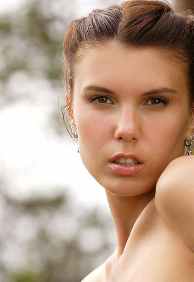 Model Nata in Juniper