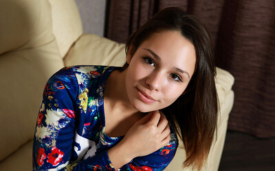 Model Alma in Cutie