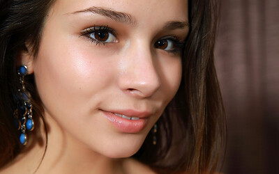 Model Alma in Hard to Resist